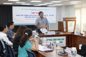 Deputy Head of the Propaganda and Mass Mobilization Commission of the Ho Chi Minh City Party Committee, Tang Huu Phong, chairs the press conference. (Photo: SGGP)